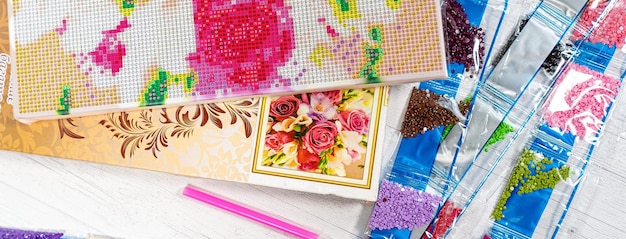 ręcznie haftowane wzory na tkaninach